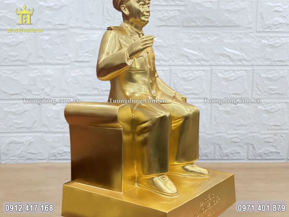 Từng họa tiết hoa văn được chạm khắc sắc nét
